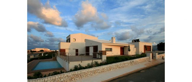 Architectes de Minorque. L’architecte Llorenç Segui Triay crée différentes zones dans la même maison à Minorque